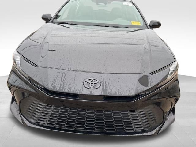 Used 2025 Toyota Camry SE image 2