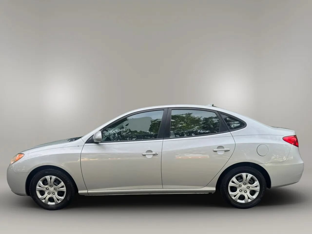 Used 2010 Hyundai Elantra GLS FWD image 5
