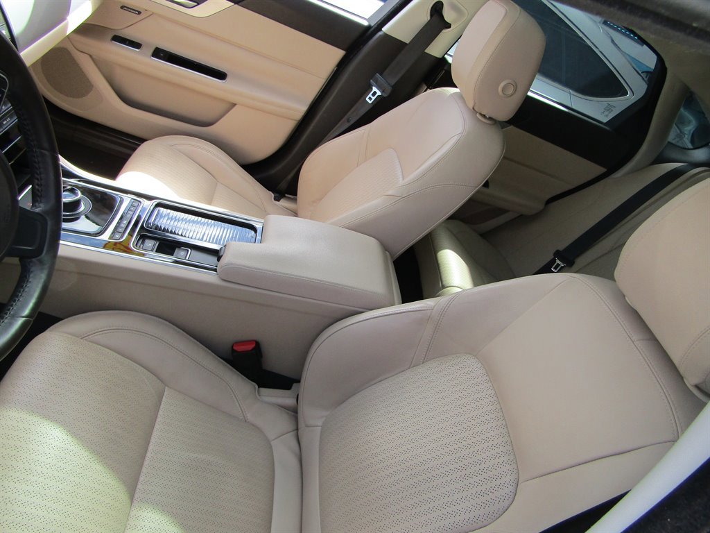 Used 2016 Jaguar XF Prestige RWD image 9
