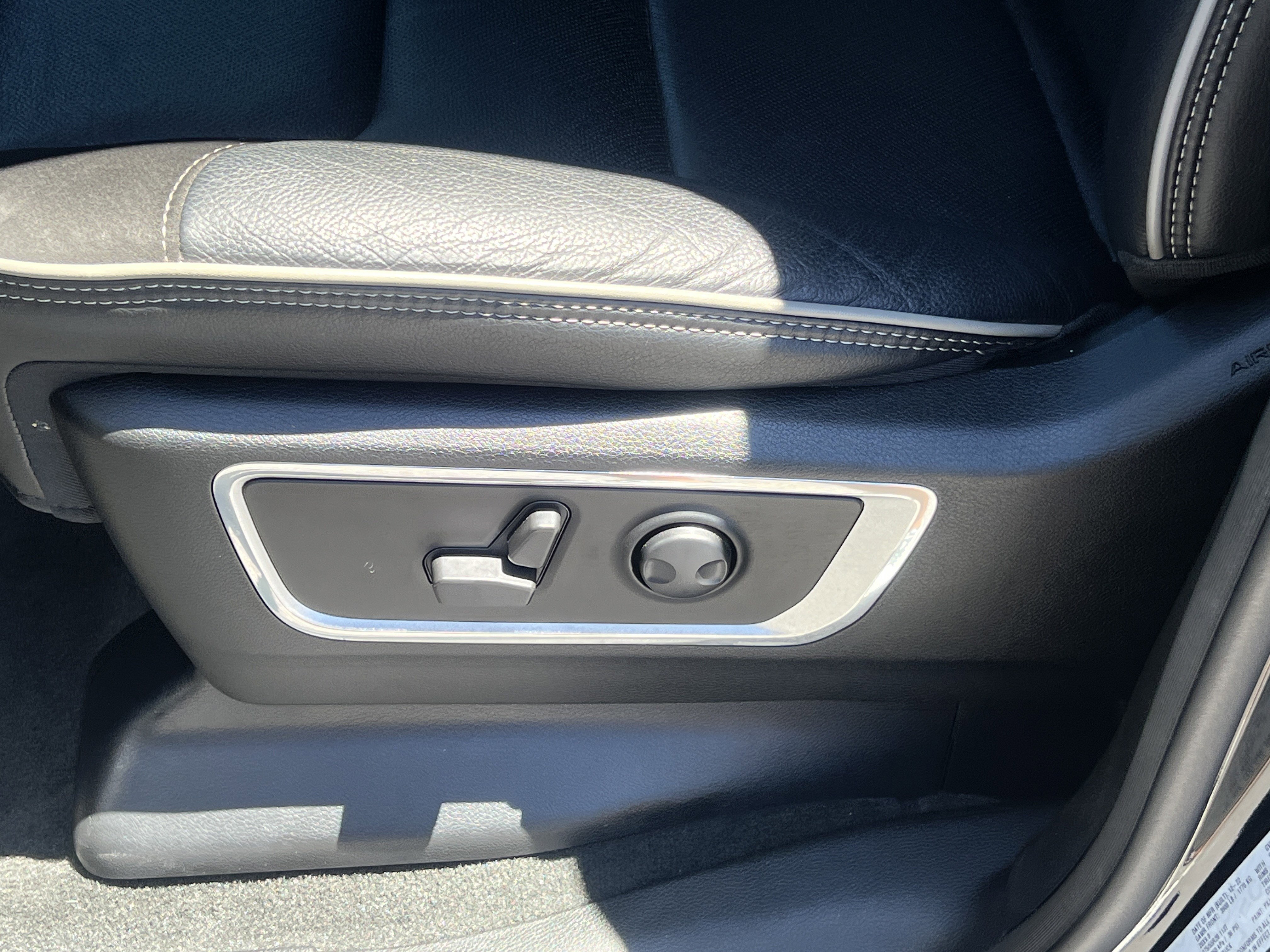 Used 2023 RAM 1500 Laramie AWD/4WD image 12