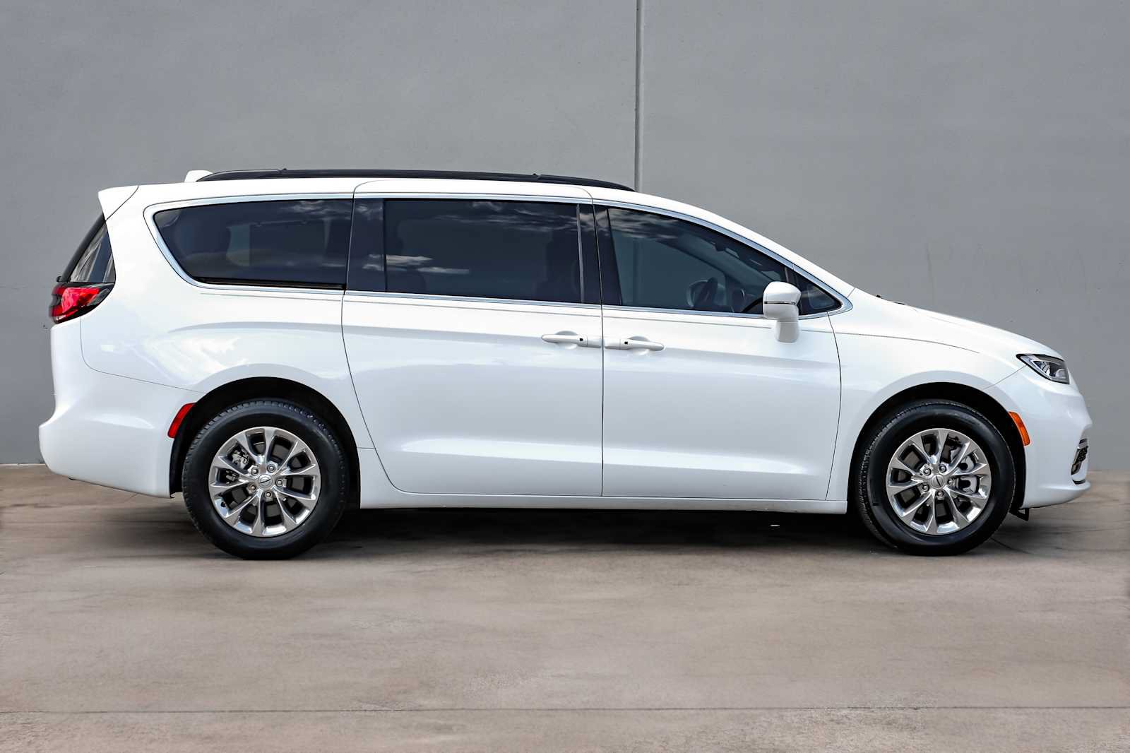 Used 2022 Chrysler Pacifica Touring-L AWD/4WD image 6