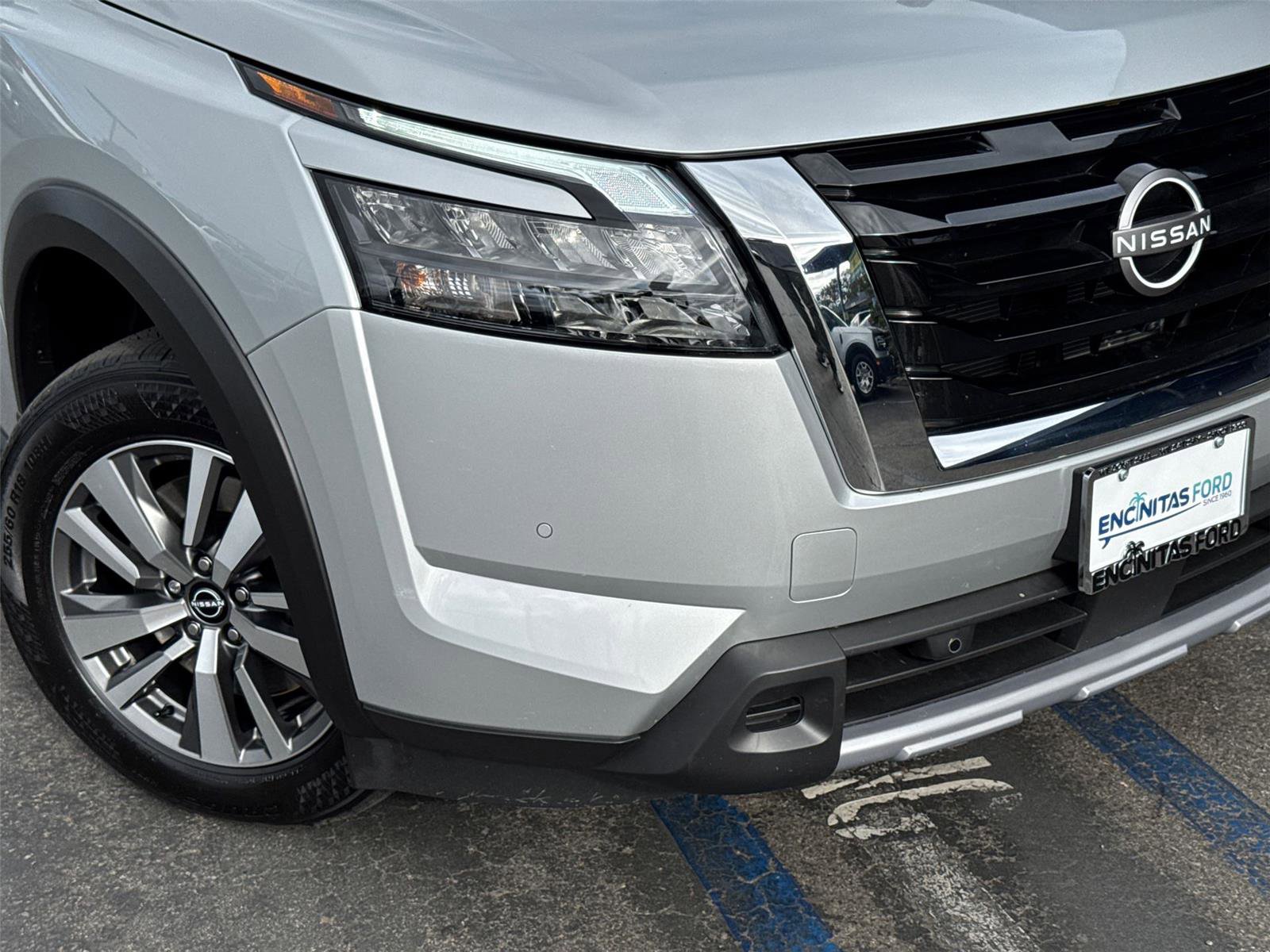 Used 2025 Nissan Pathfinder SL FWD image 3