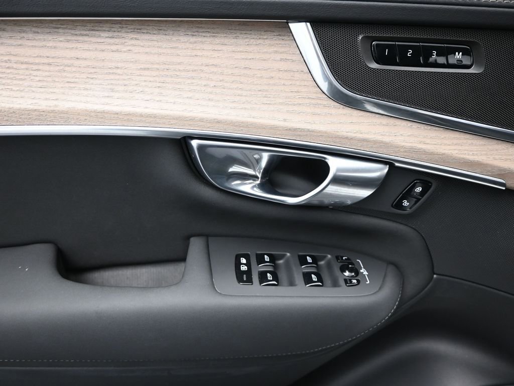 Used 2025 Volvo XC90 B5 Plus image 18