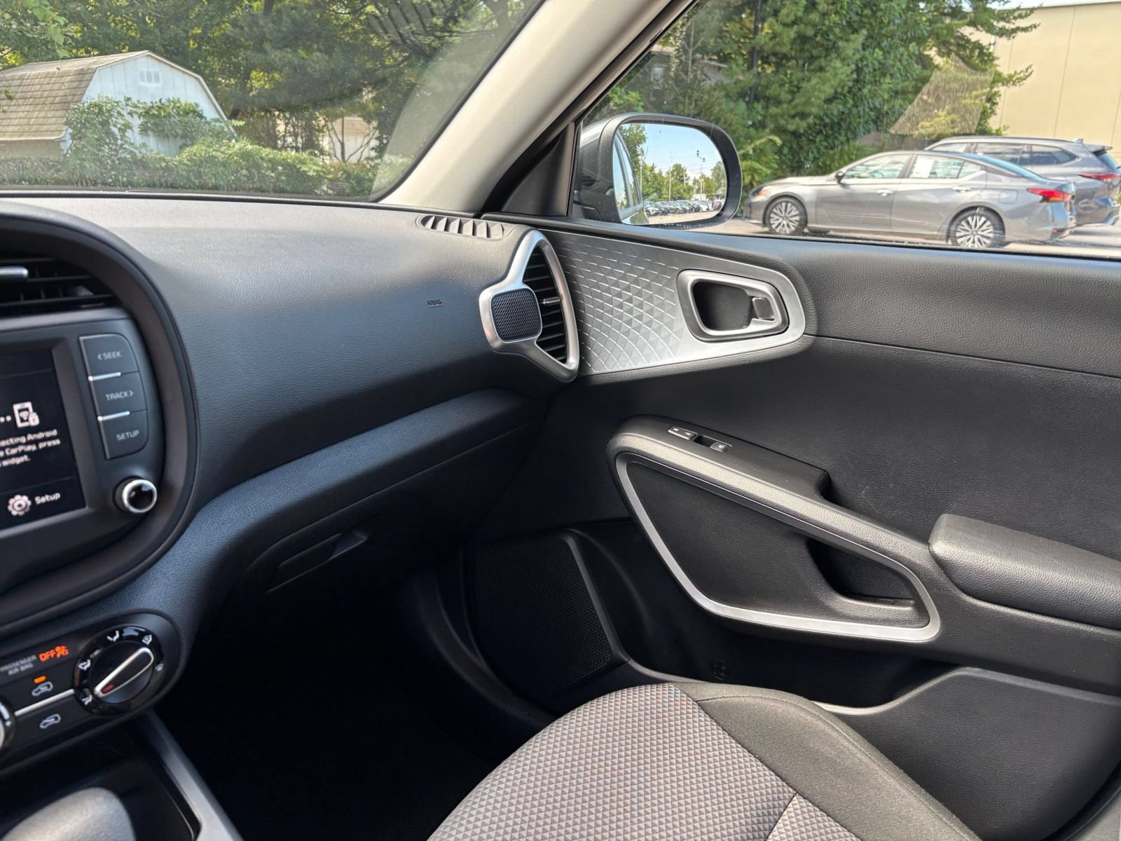 Used 2025 Kia Soul LX w/ LX Technology Package FWD image 32