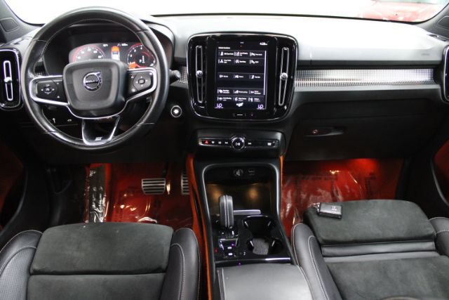 Used 2019 Volvo XC40 T4 R-Design FWD image 2