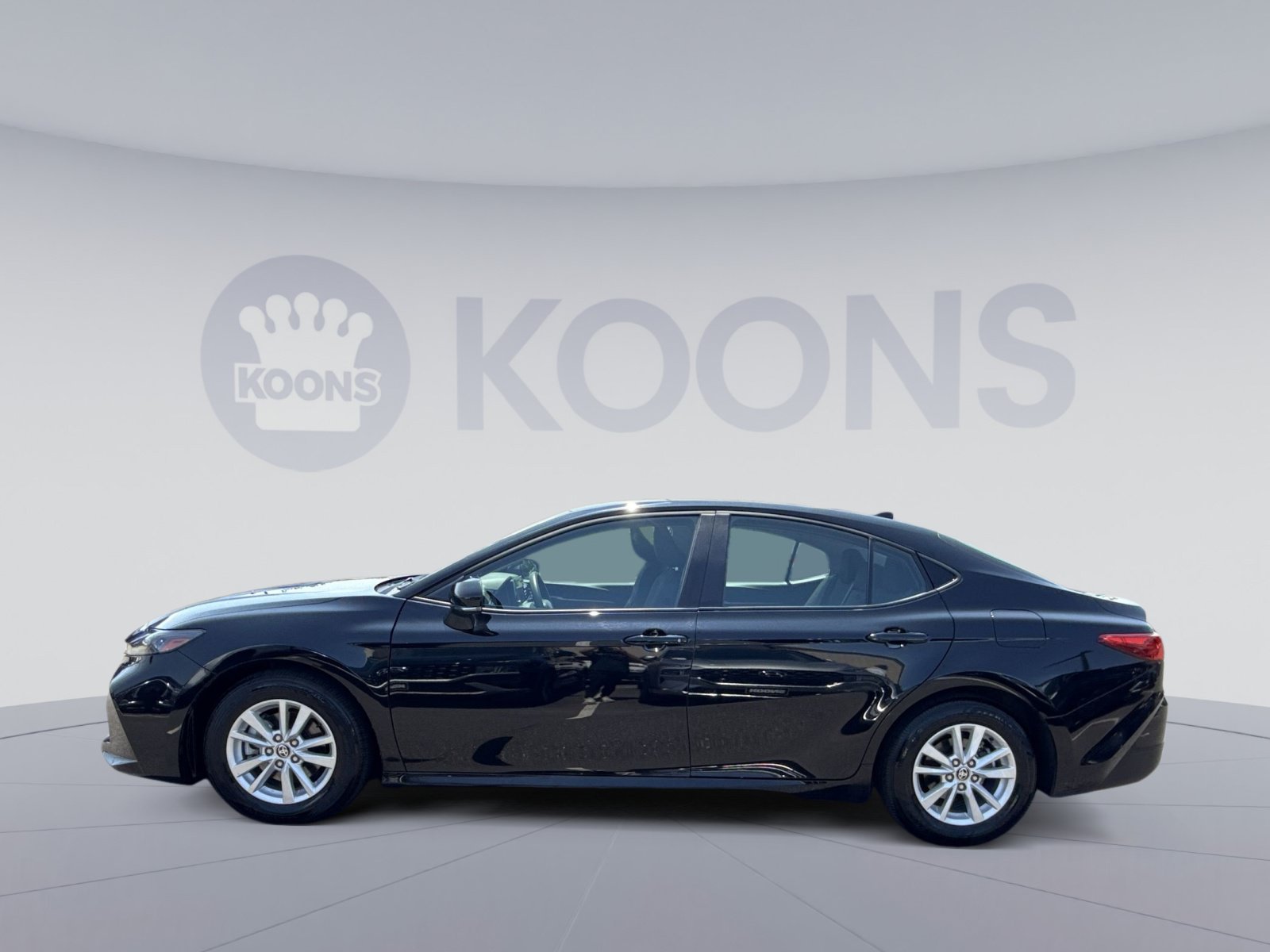 Used 2025 Toyota Camry LE FWD image 2
