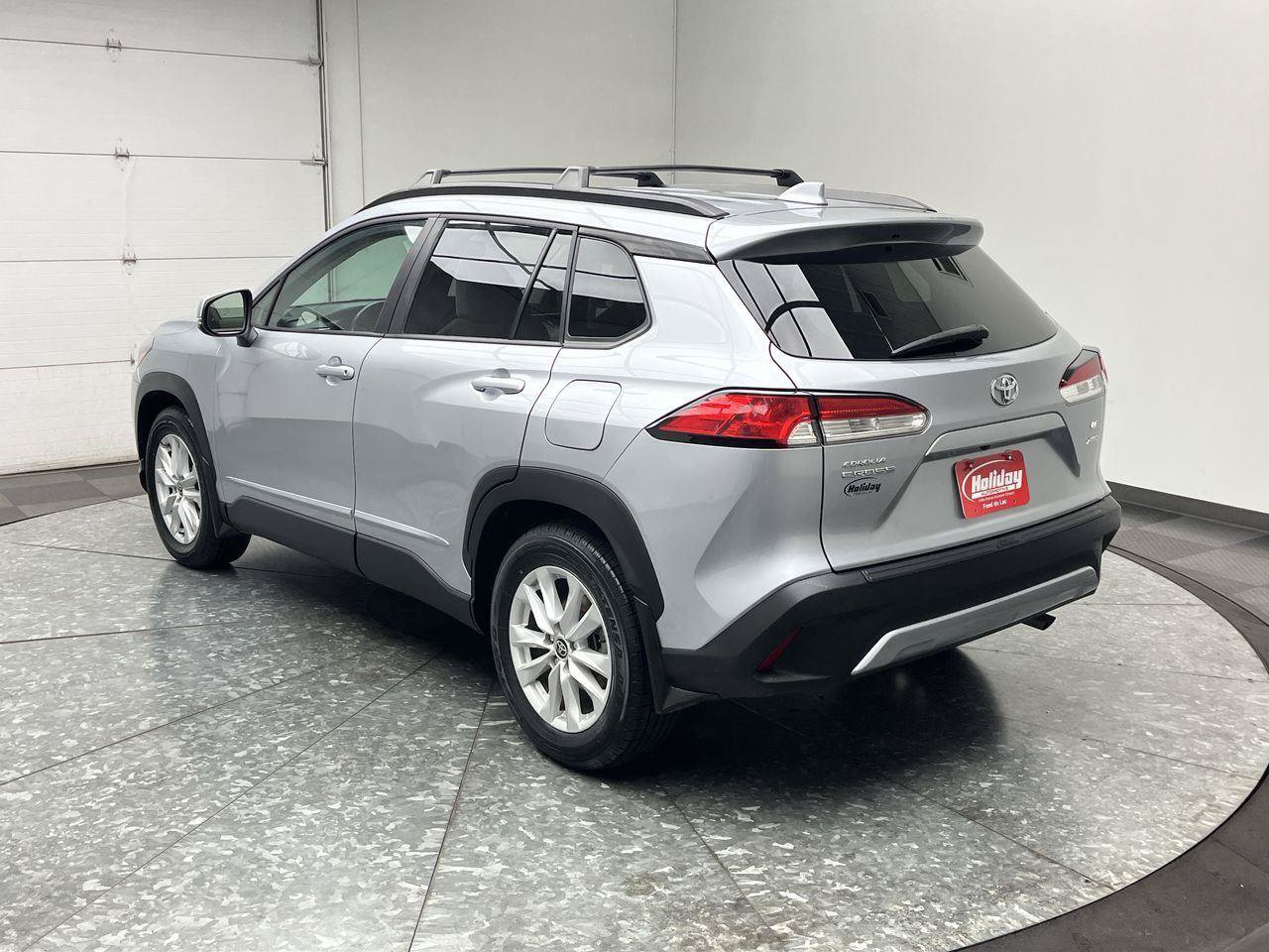 Used 2022 Toyota Corolla Cross LE AWD/4WD image 2