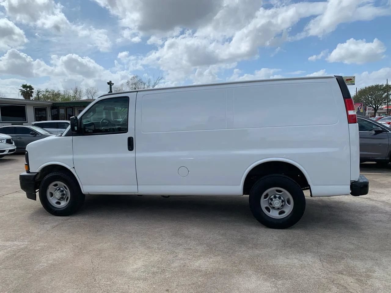 Used 2017 Chevrolet Express 2500 RWD image 9