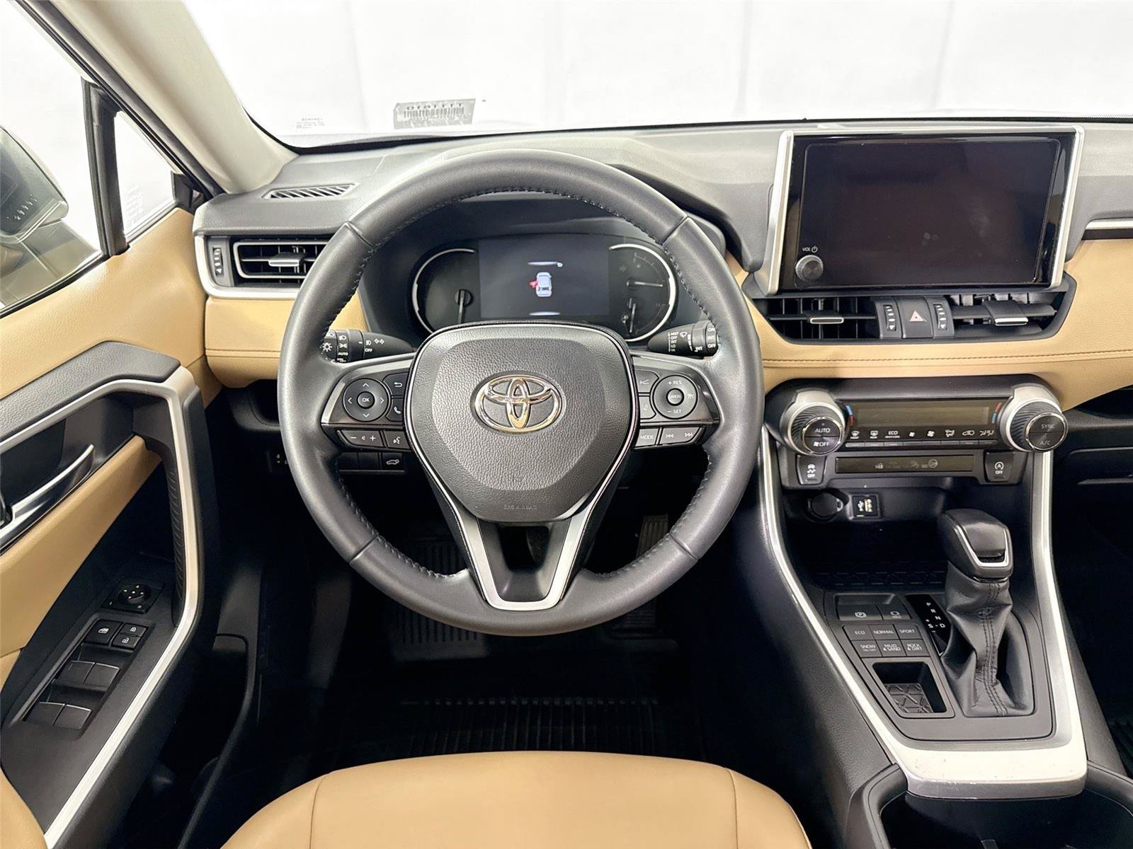 Used 2025 Toyota RAV4 XLE Premium AWD/4WD image 31