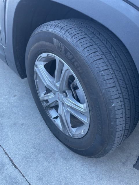 Used 2024 GMC Terrain SLE w/ Driver Convenience Package image 3