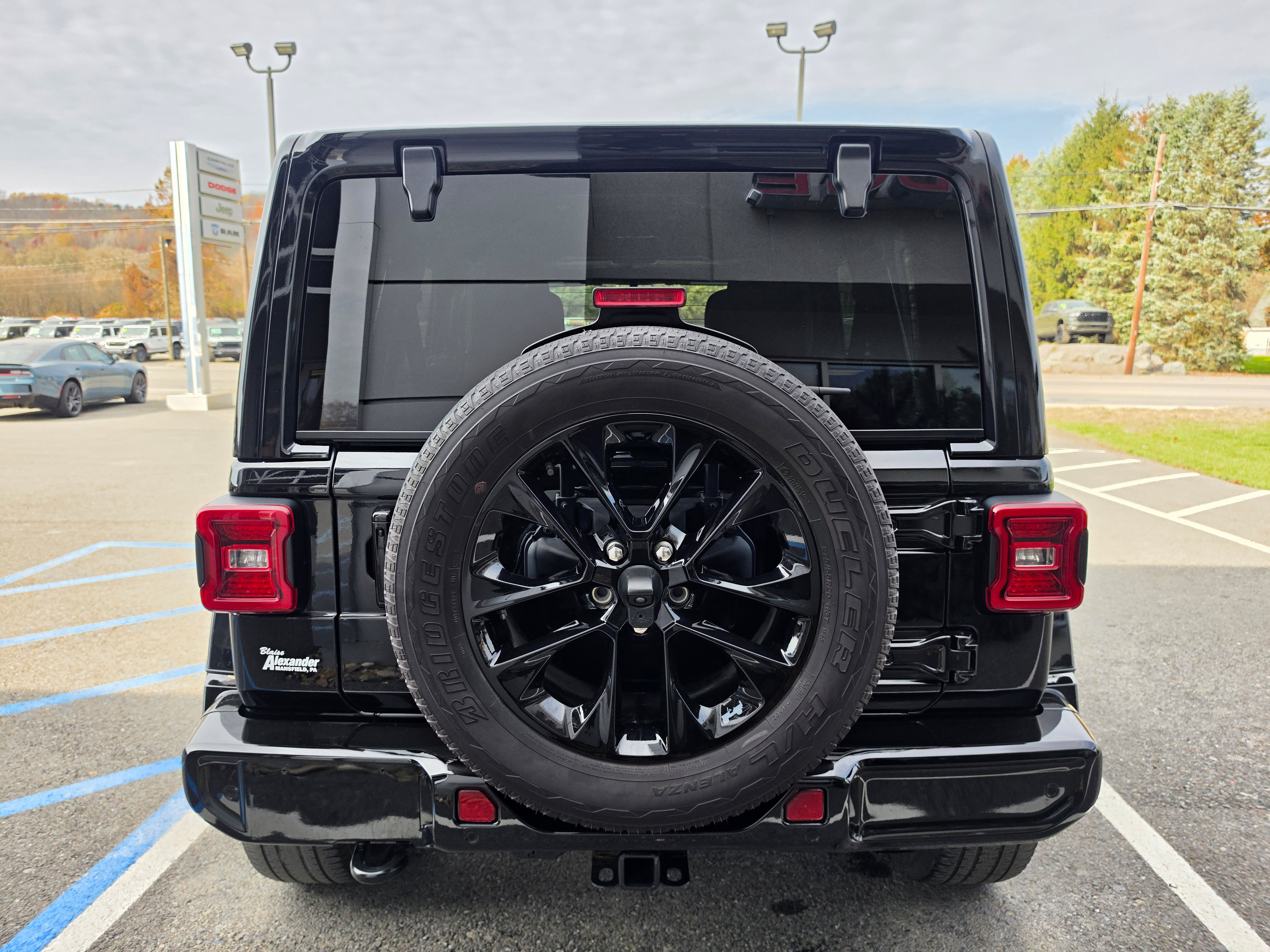 Used 2021 Jeep Wrangler Unlimited Sahara AWD/4WD image 4