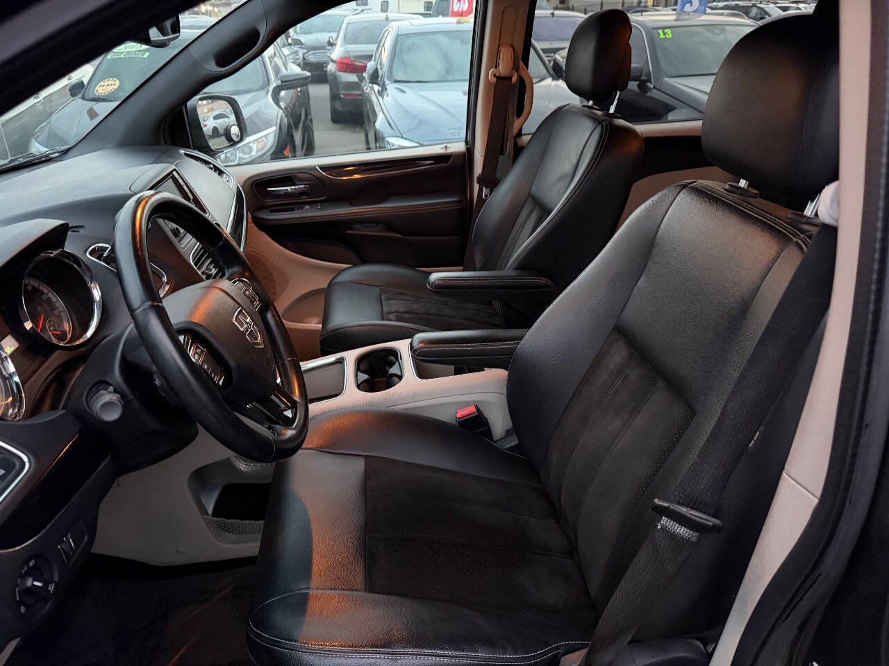 Used 2017 Dodge Grand Caravan SXT image 11