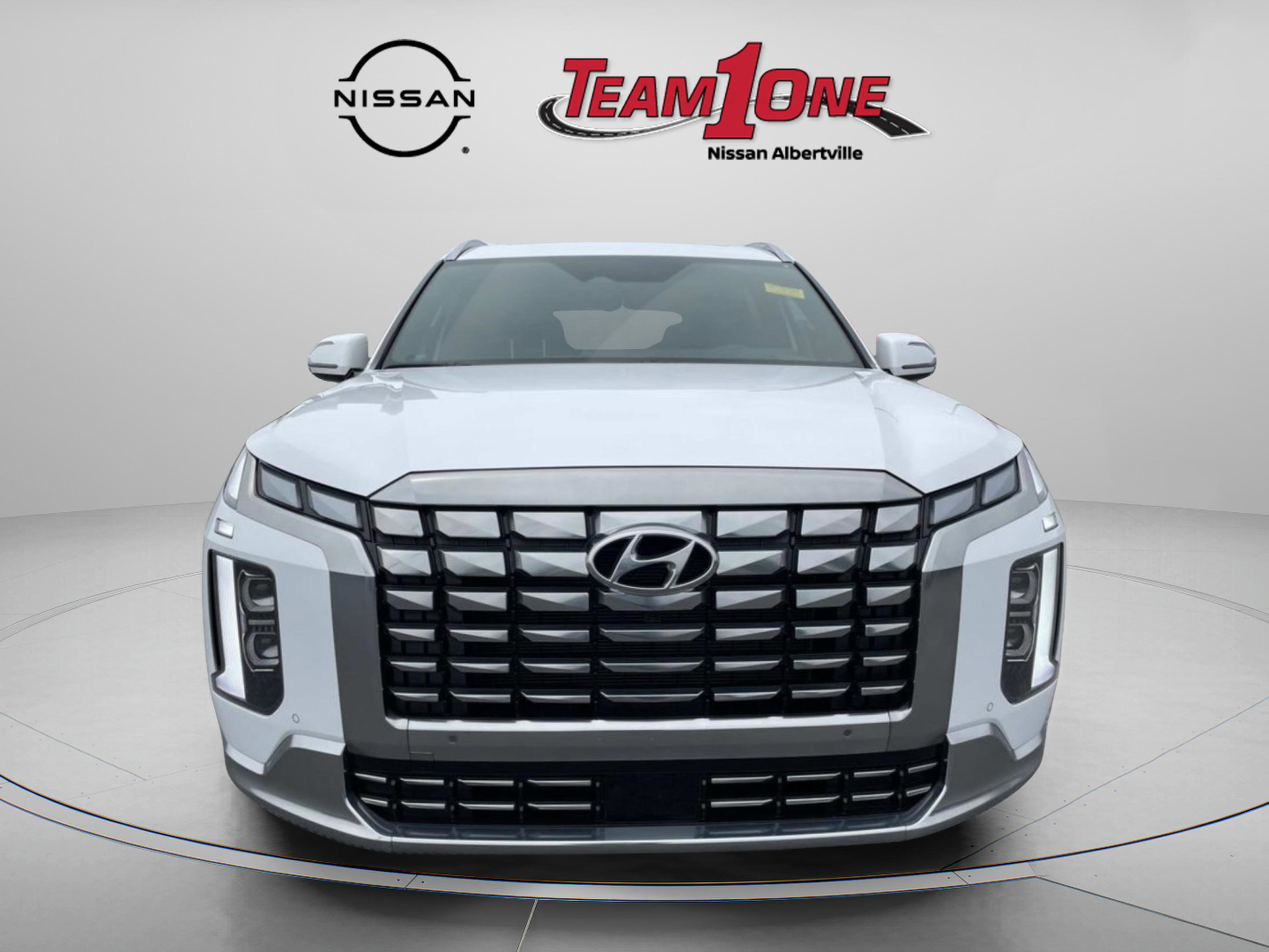 Used 2025 Hyundai Palisade Calligraphy FWD image 2