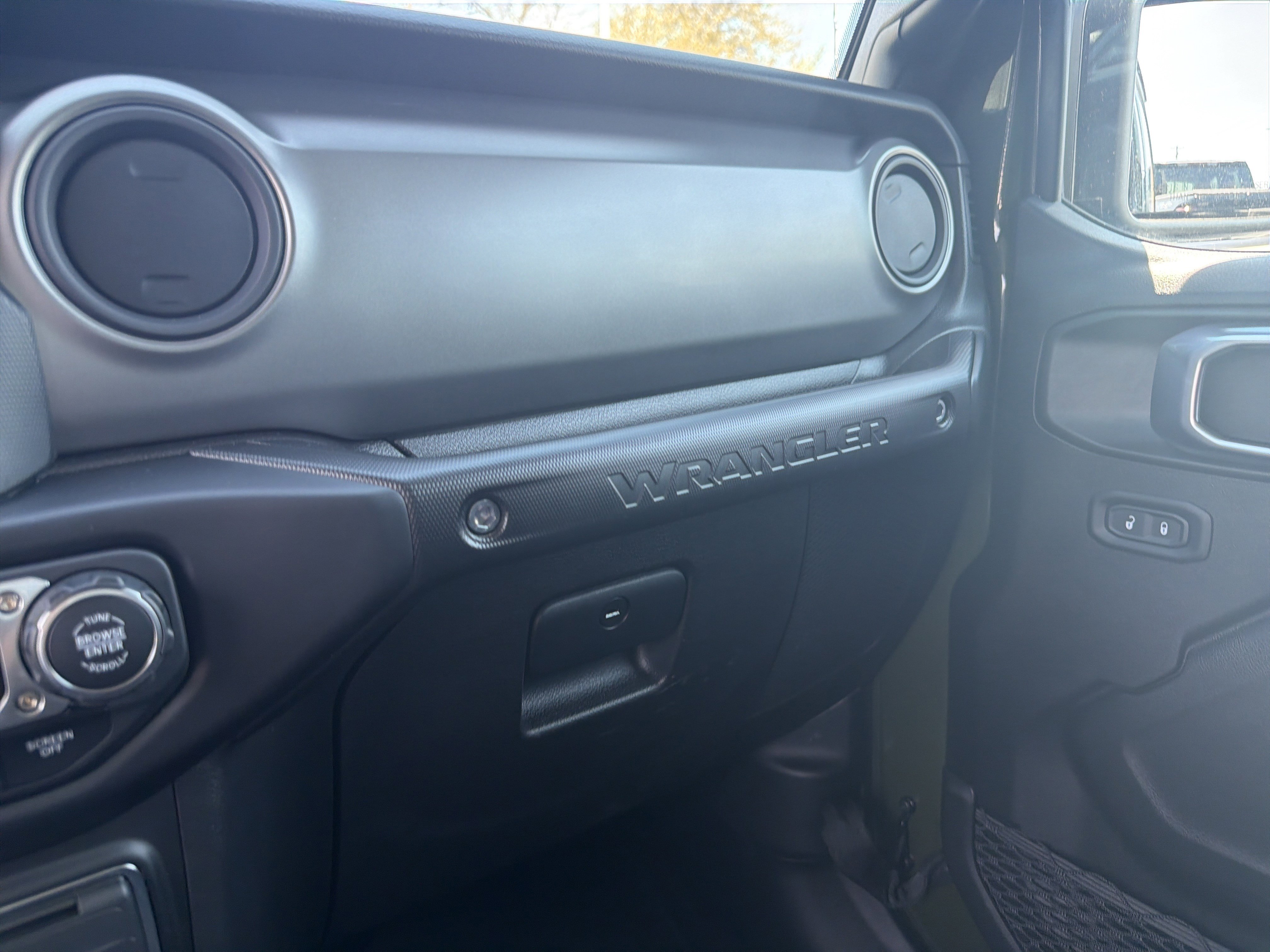 Certified 2022 Jeep Wrangler Sport AWD/4WD image 16