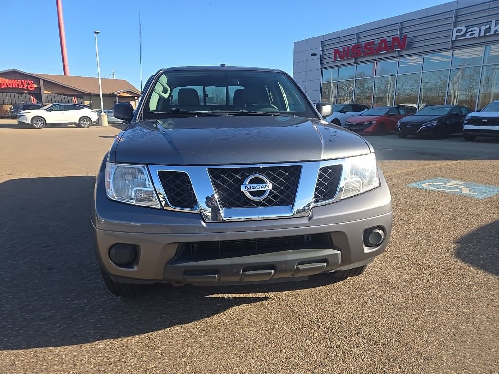 Used 2018 Nissan Frontier SV image 2