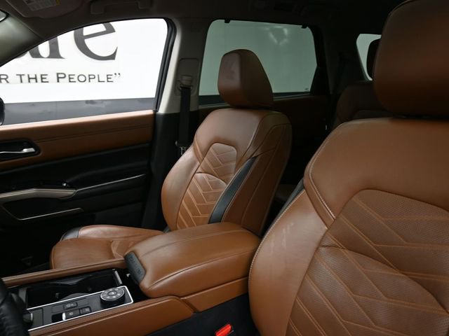 Used 2023 Nissan Pathfinder Platinum AWD/4WD image 16