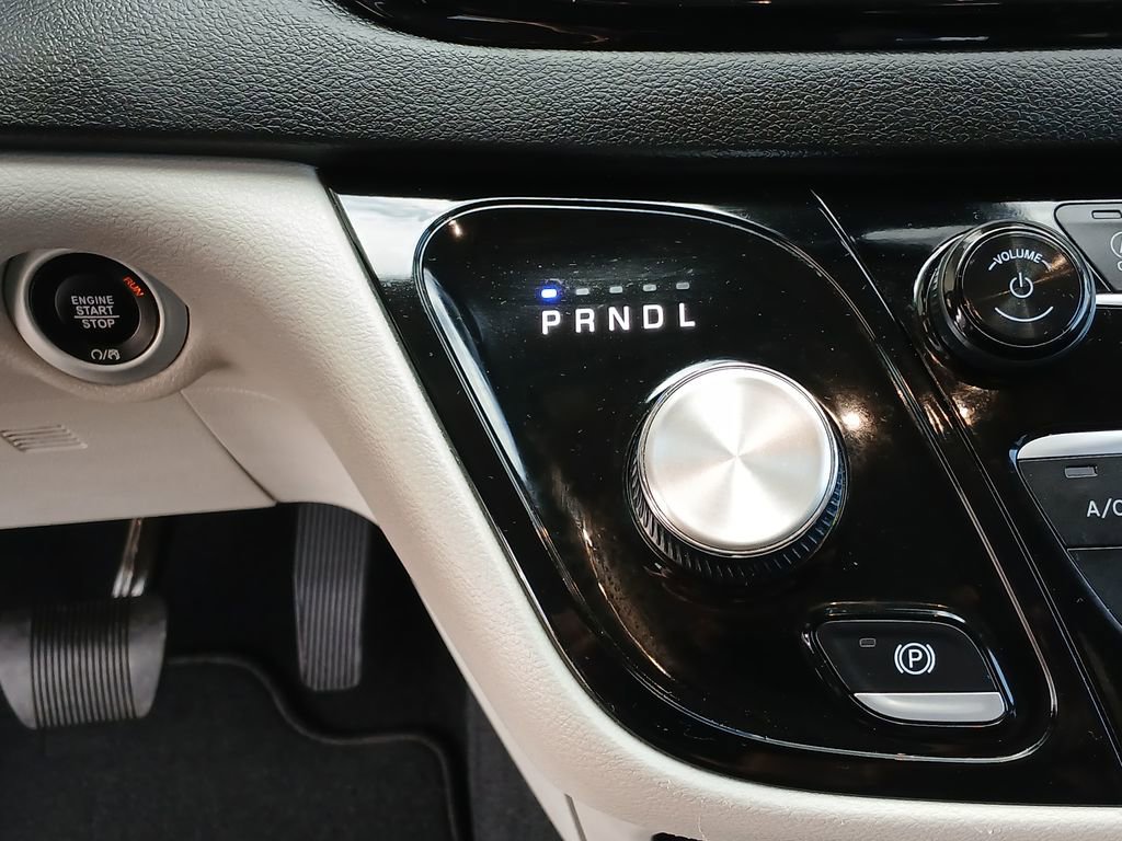 Used 2024 Chrysler Pacifica Touring-L image 16