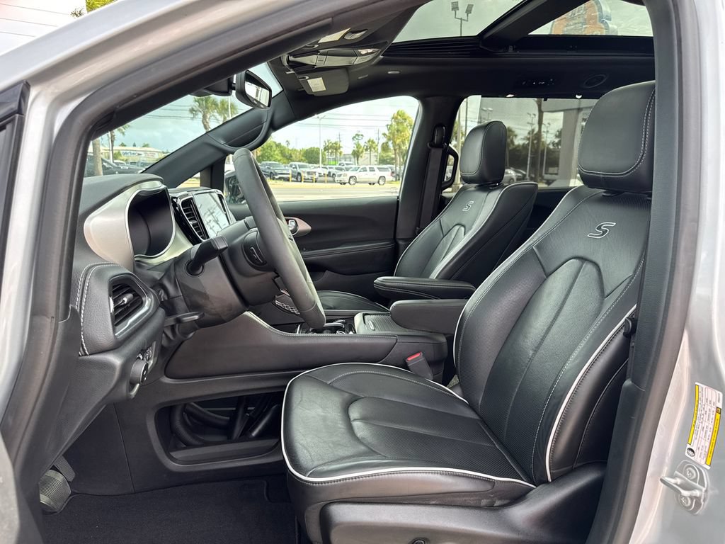 Used 2023 Chrysler Pacifica Limited w/ Uconnect Theater Family Group FWD image 12
