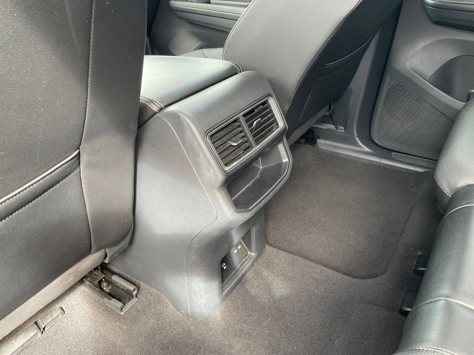 Used 2024 Volkswagen Atlas Cross Sport SE image 25