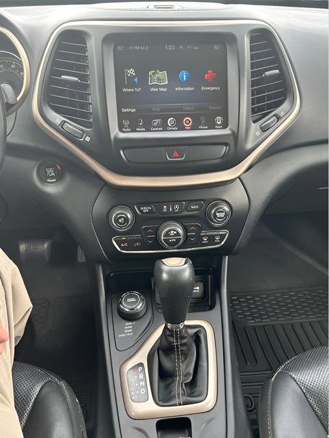 Used 2015 Jeep Cherokee Limited w/ Luxury Group AWD/4WD image 23