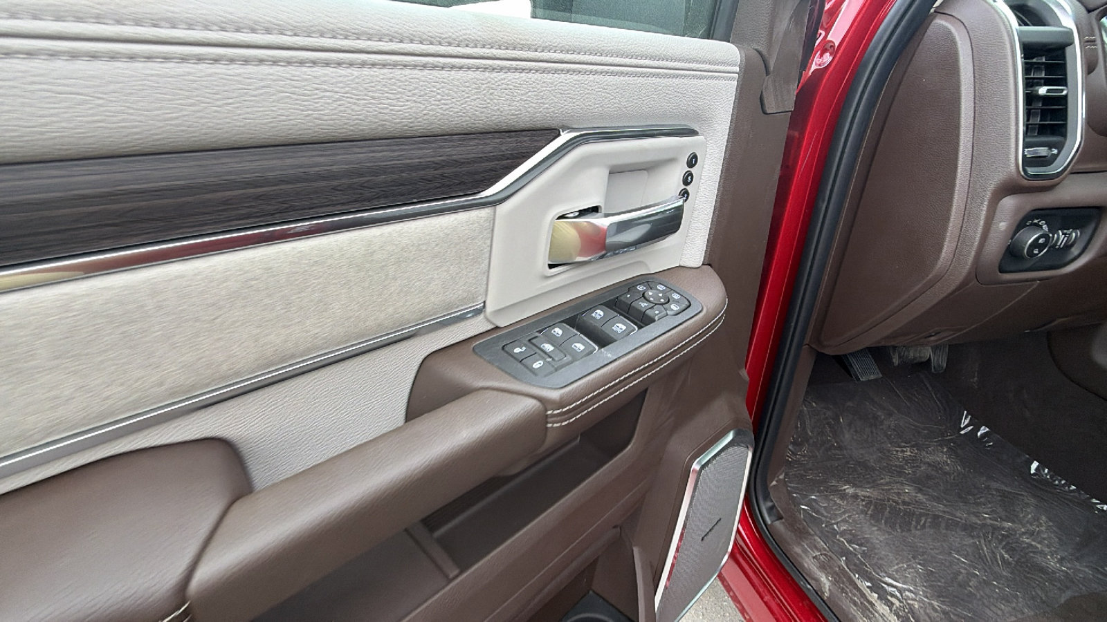 New 2026 RAM 2500 Laramie AWD/4WD image 15