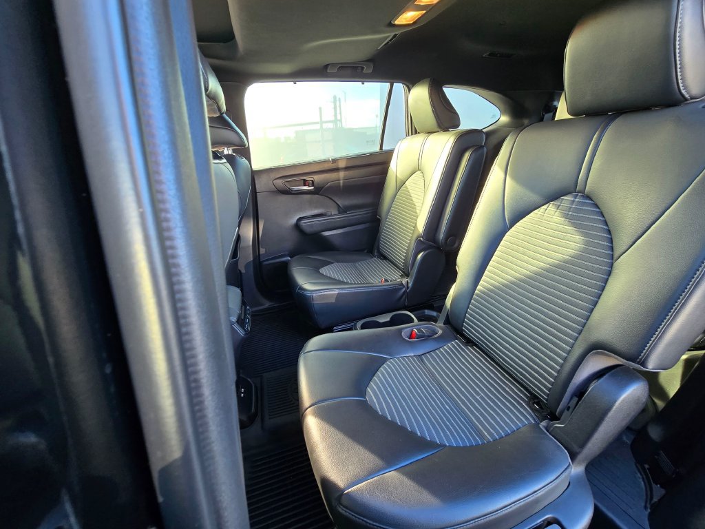 Used 2021 Toyota Highlander XSE FWD image 18