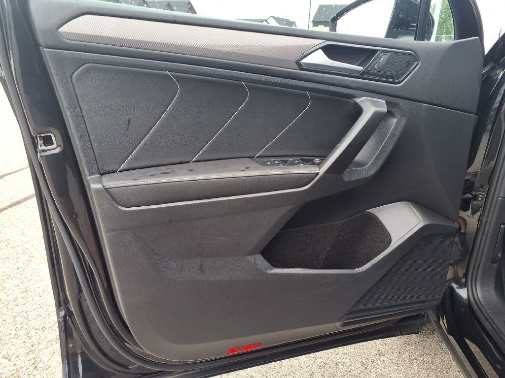 Used 2023 Volkswagen Tiguan SE AWD/4WD image 11