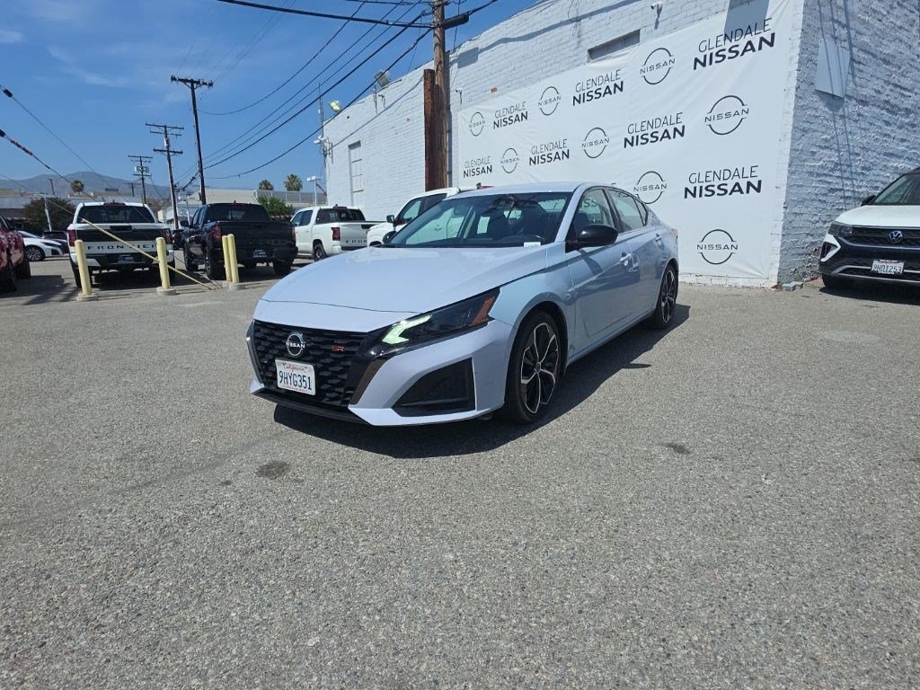 Used 2023 Nissan Altima 2.5 SR FWD image 2