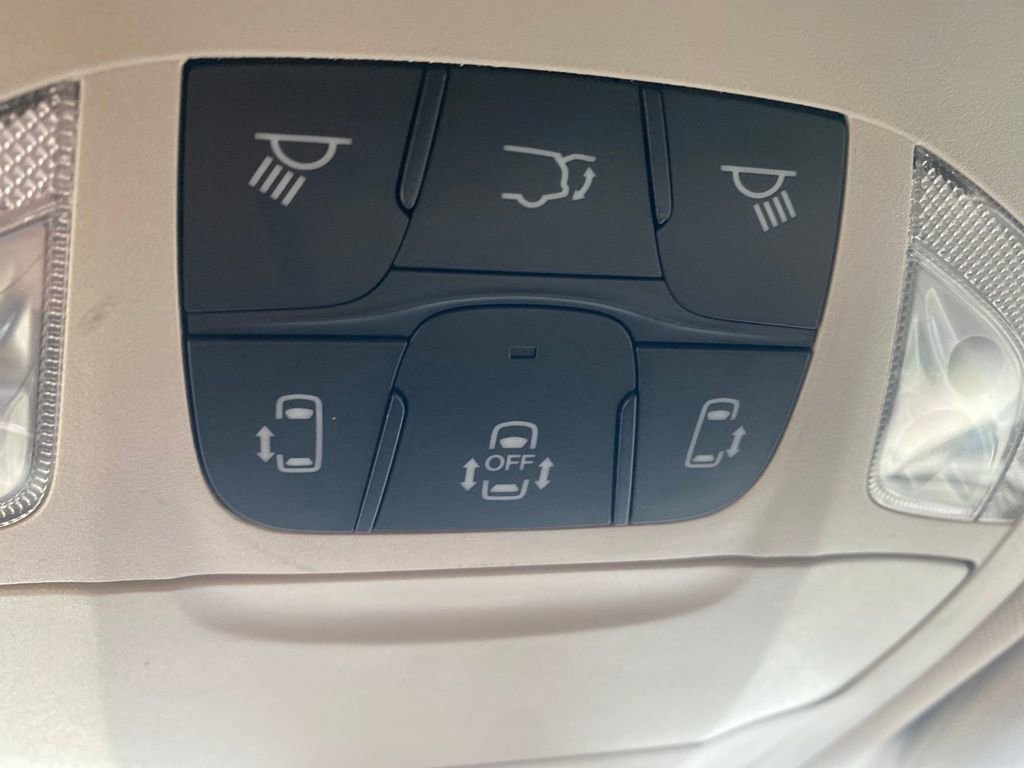 Used 2023 Chrysler Voyager LX image 16