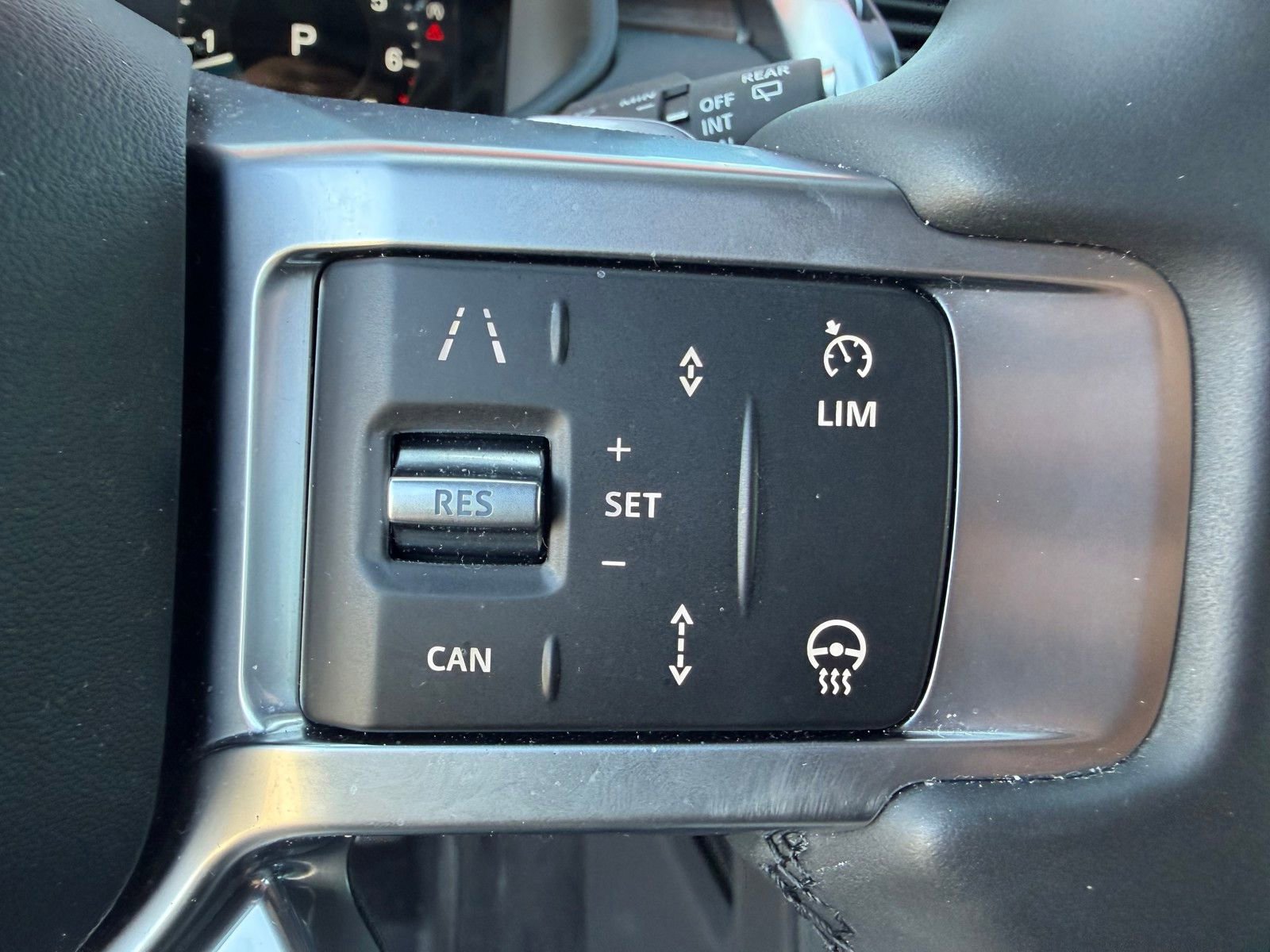 Used 2025 Land Rover Discovery Dynamic SE image 12