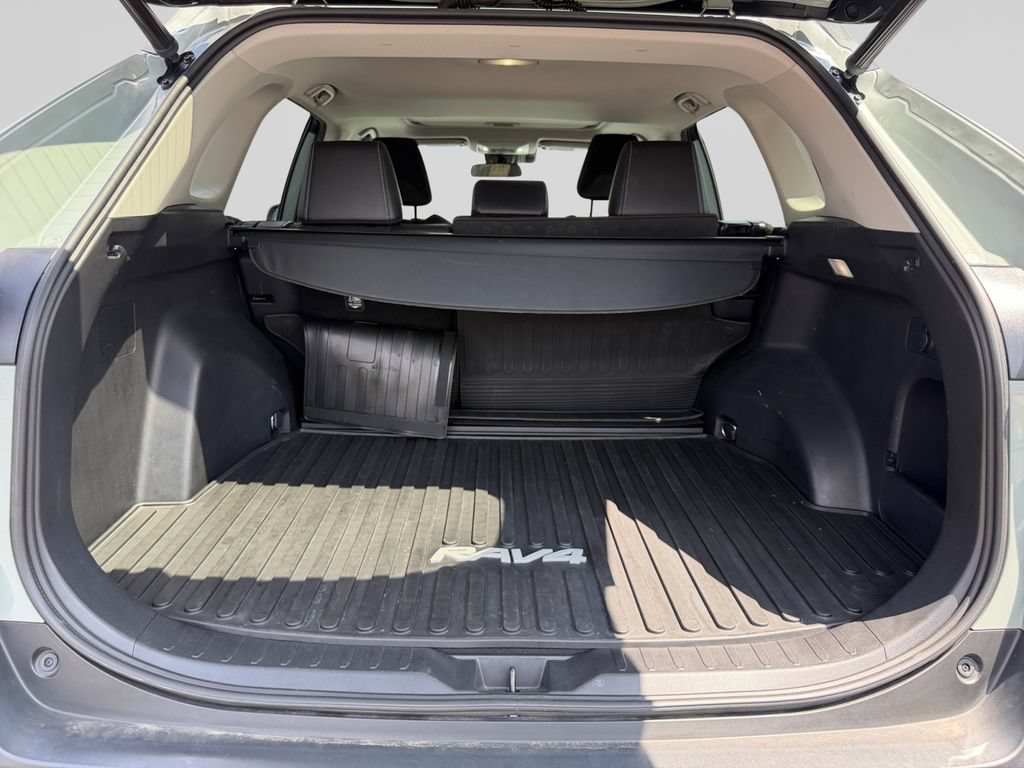 Used 2022 Toyota RAV4 XLE Premium AWD/4WD image 19