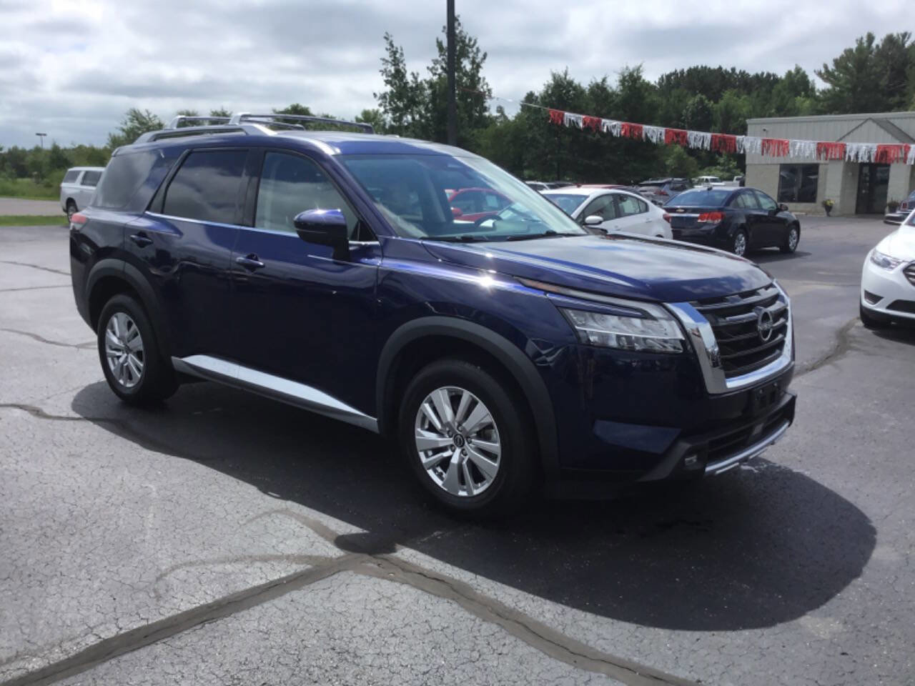 Used 2022 Nissan Pathfinder SV image 1