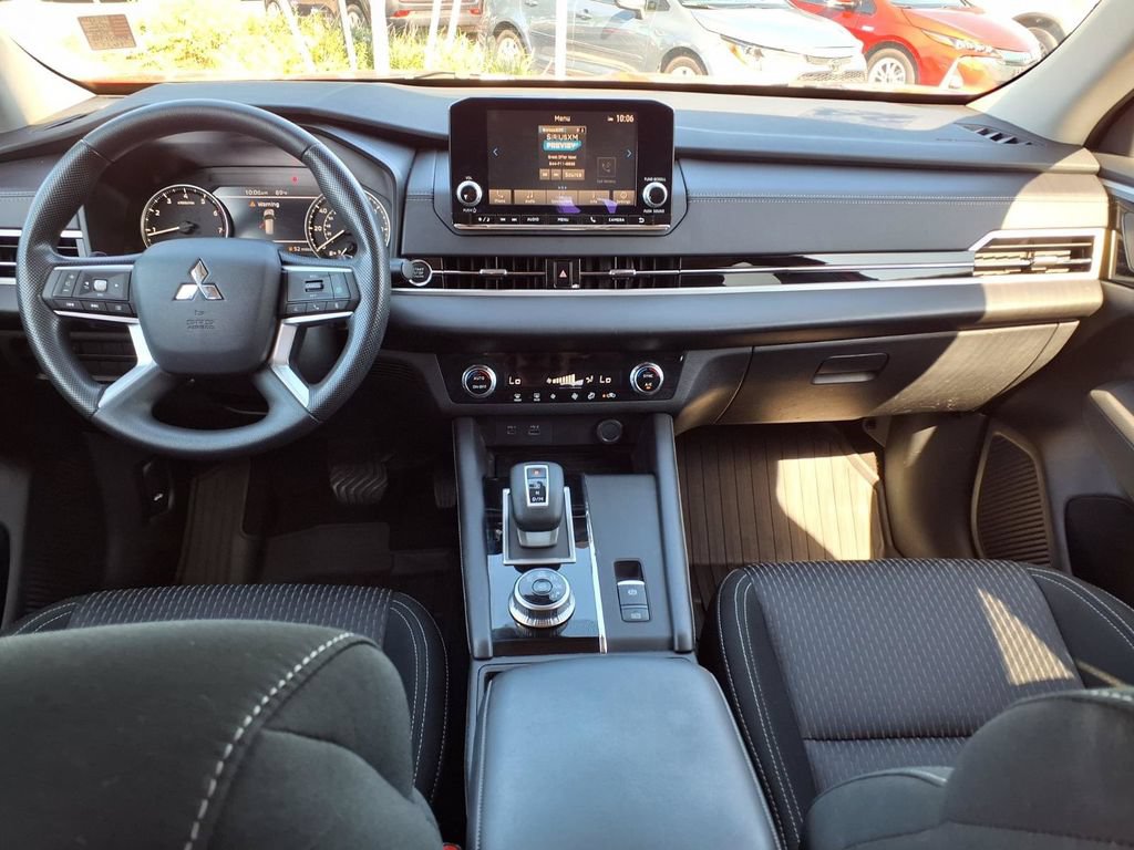 Used 2024 Mitsubishi Outlander ES FWD image 16