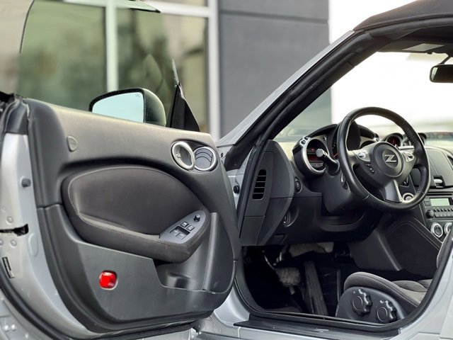 Used 2017 Nissan 370Z Roadster image 9