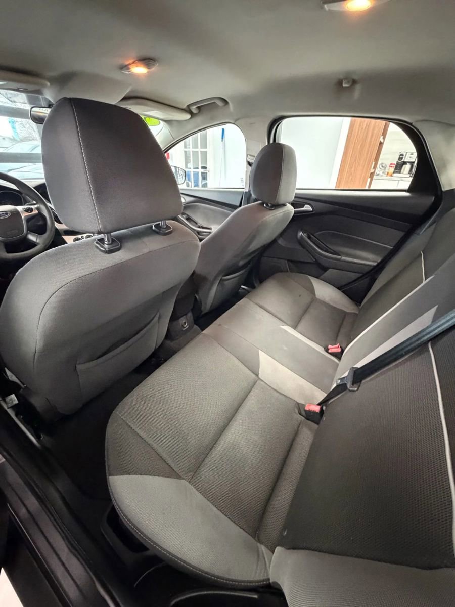 Used 2014 Ford Focus SE w/ SE Winter Package image 9