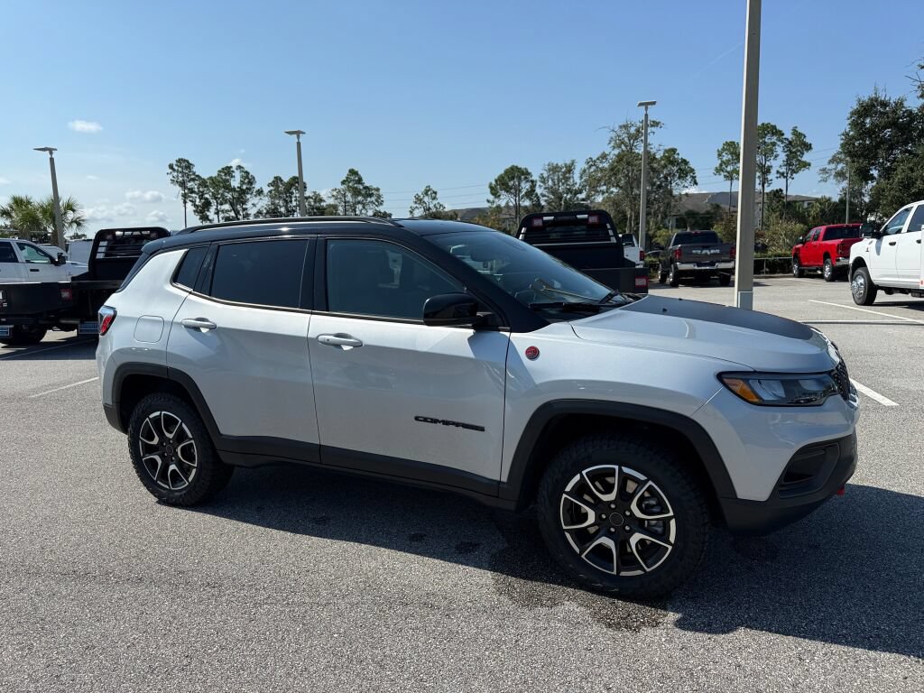 Used 2026 Jeep Compass Trailhawk AWD/4WD image 1
