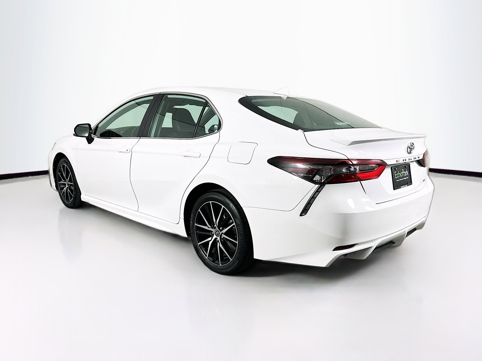 Used 2023 Toyota Camry SE FWD image 5