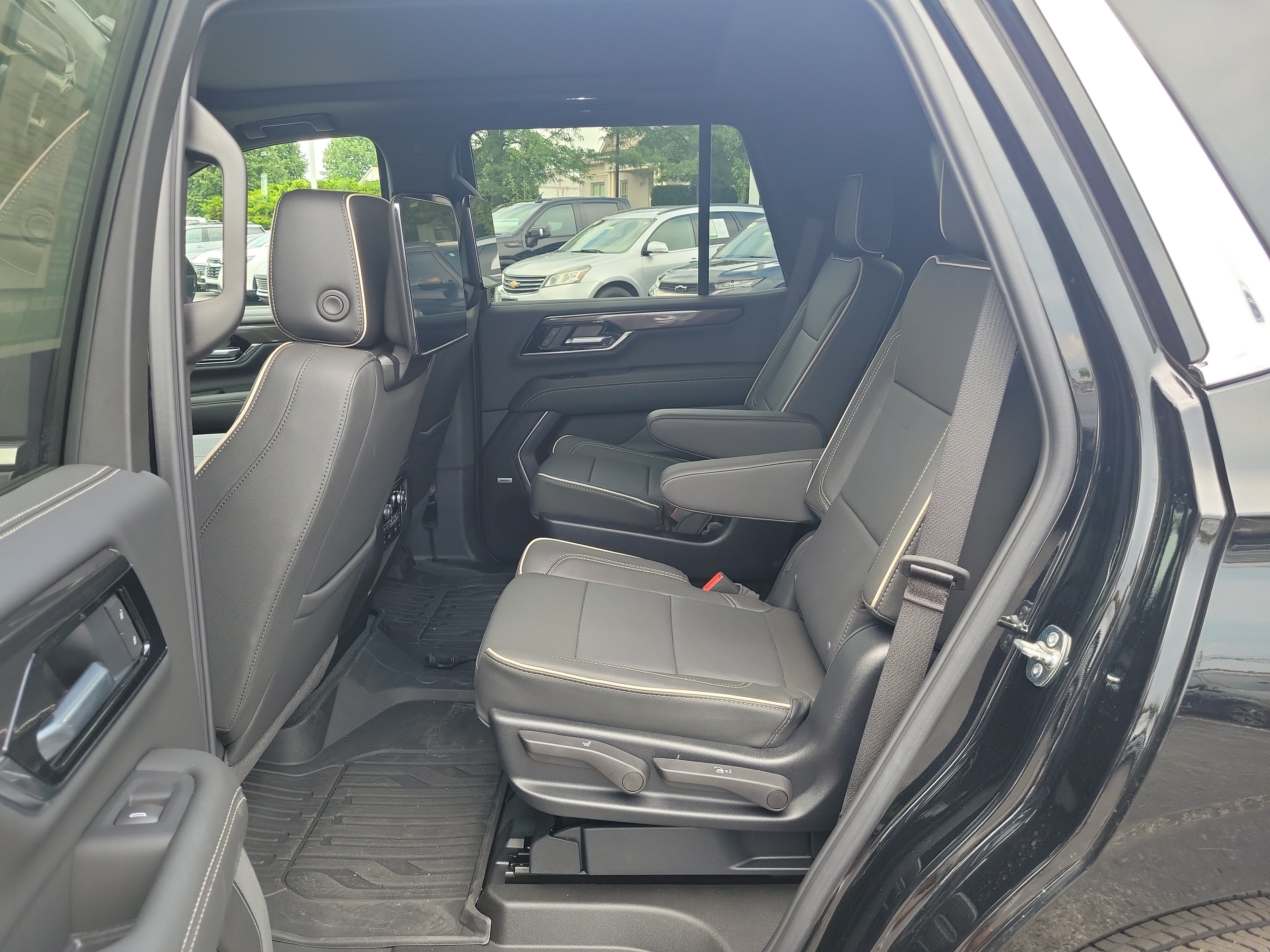 Used 2026 GMC Yukon Elevation w/ Elevation Premium Package AWD/4WD image 12