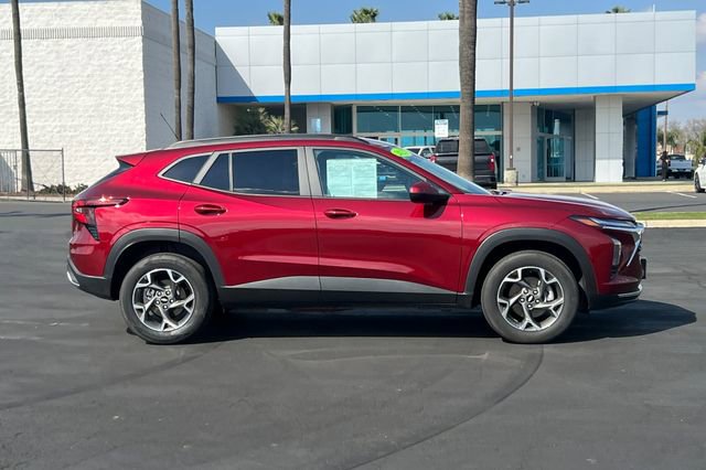 Used 2025 Chevrolet Trax LT w/ LT Convenience Package image 3