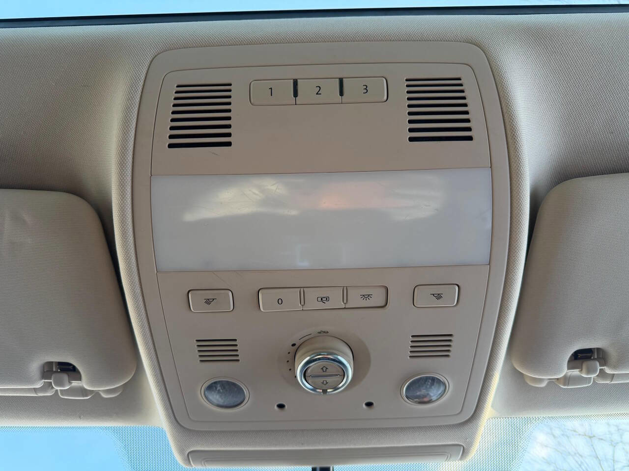 Used 2013 Volkswagen Touareg Sport image 24