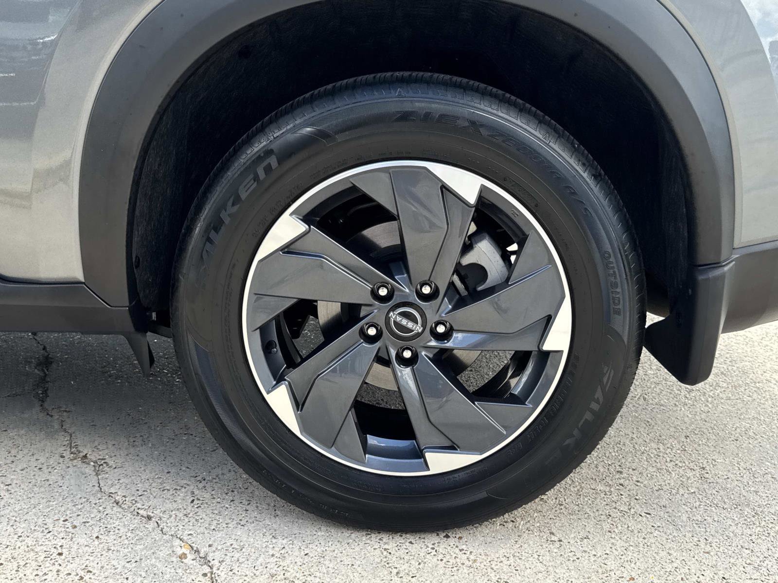 Used 2024 Nissan Rogue SV w/ SV Premium Package image 4