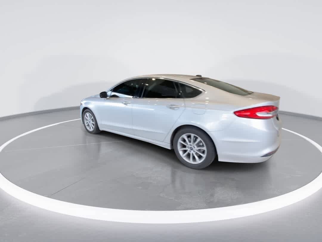 Used 2017 Ford Fusion SE w/ Fusion SE Technology Package FWD image 6