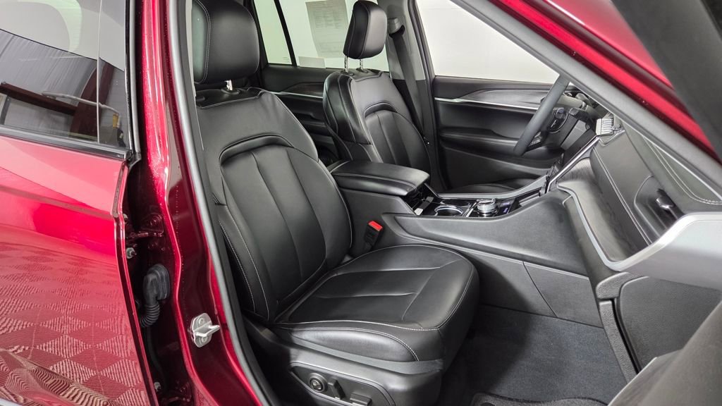 Used 2023 Jeep Grand Cherokee Limited w/ Black Appearance Package image 39