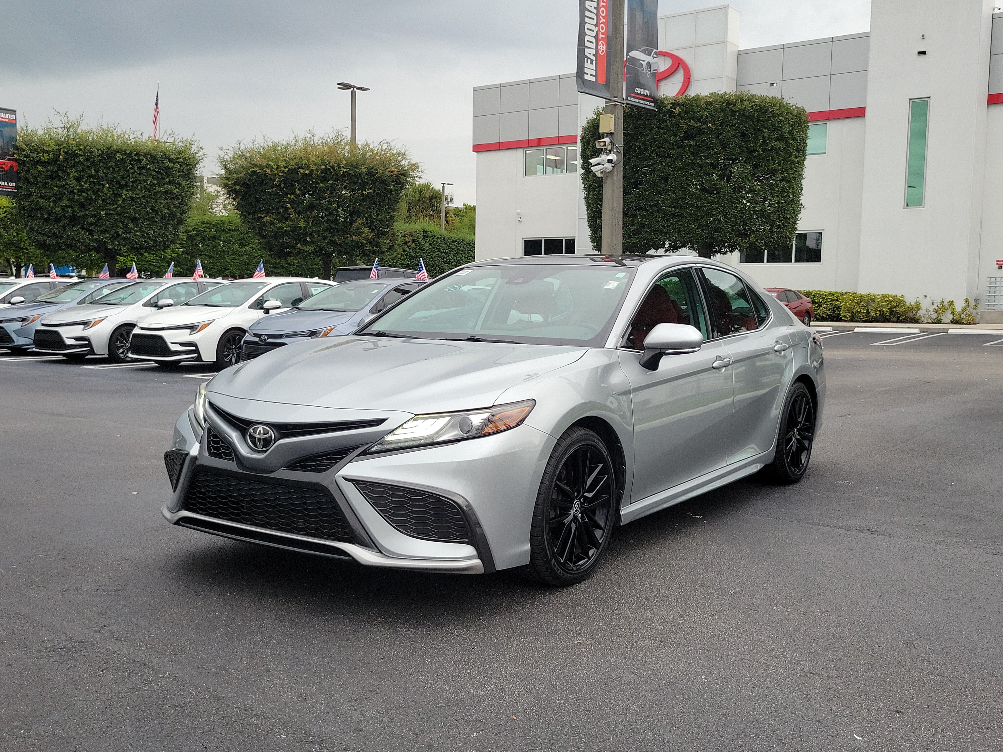 Used 2021 Toyota Camry XSE FWD image 6