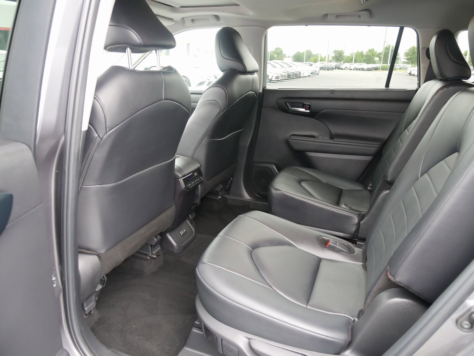 Used 2024 Toyota Highlander XLE image 13