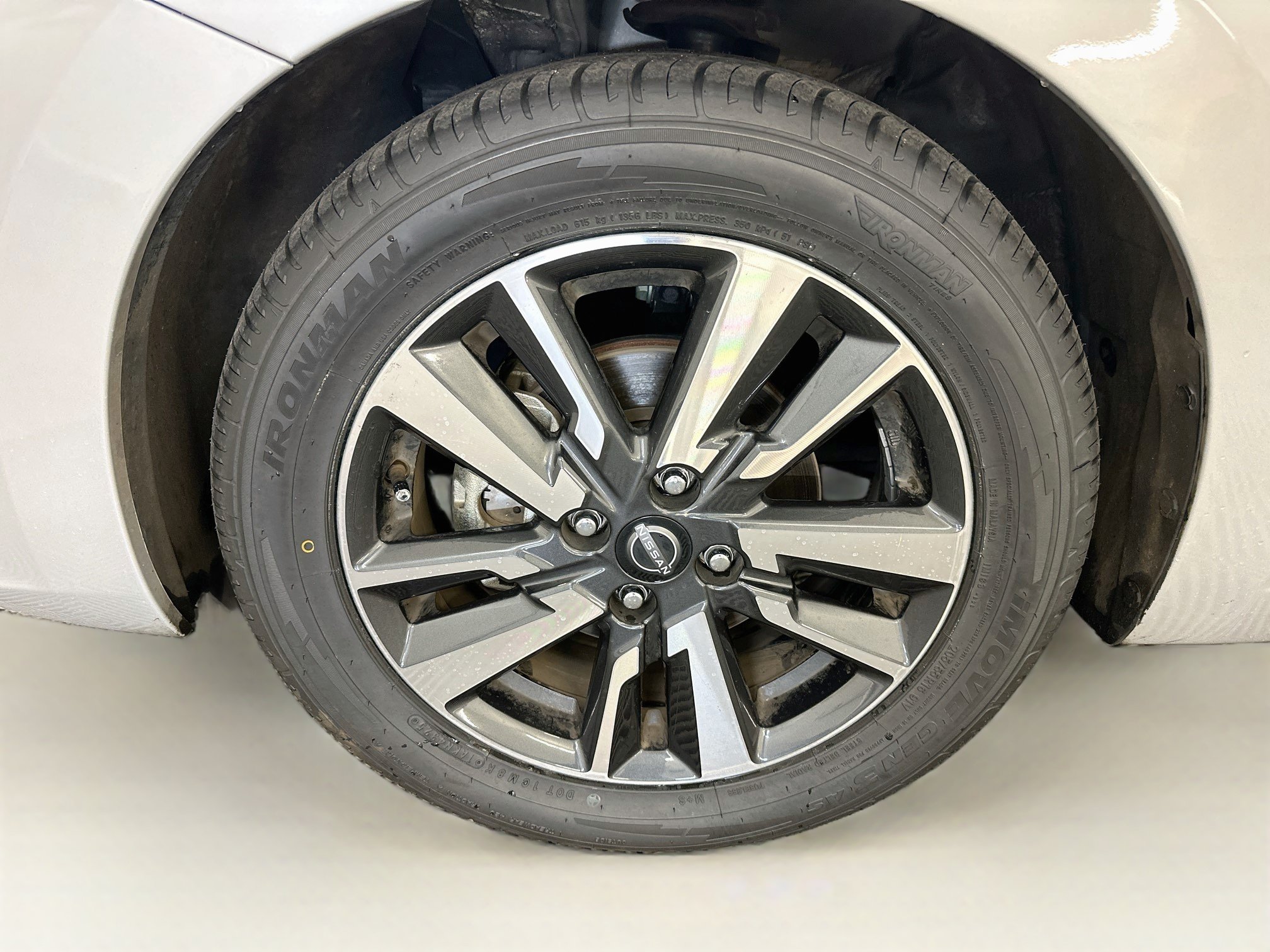 Used 2025 Nissan Versa SV FWD image 34