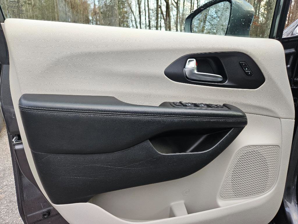 Used 2020 Chrysler Pacifica Limited image 14