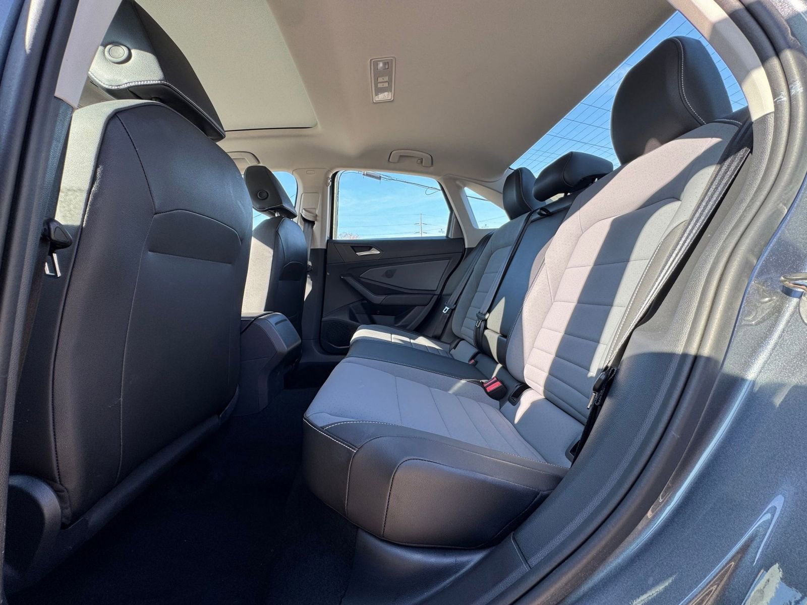 Used 2025 Volkswagen Jetta SE image 21