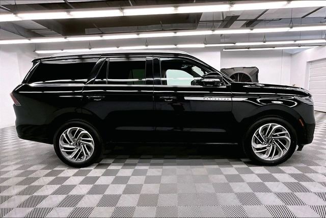 Used 2025 Lincoln Navigator Reserve image 16