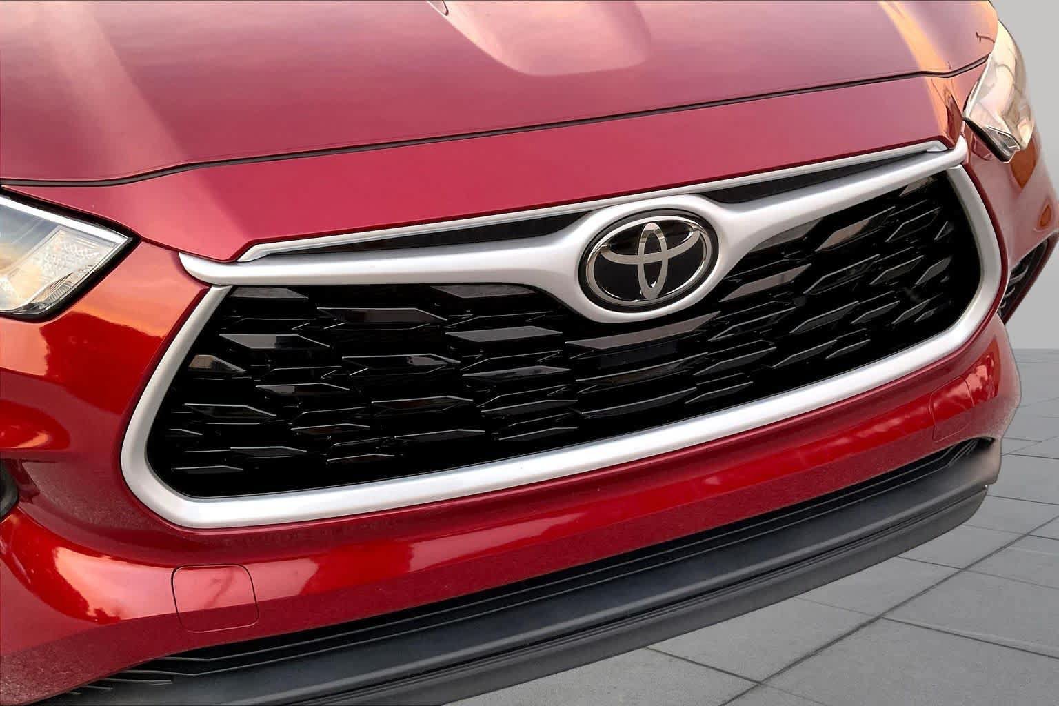 Used 2022 Toyota Highlander XLE FWD image 30